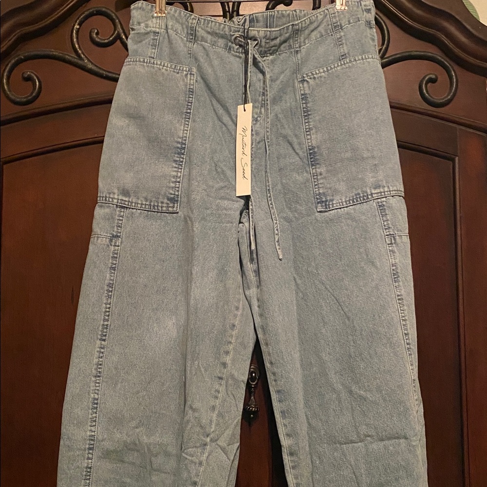 Barrel leg jeans.